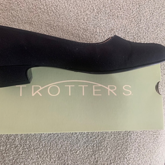 Trotters Doris Black Micro Slip On 1 1/4” Heel Shoes Womens Size 8M in Box MINT! - Picture 7 of 9